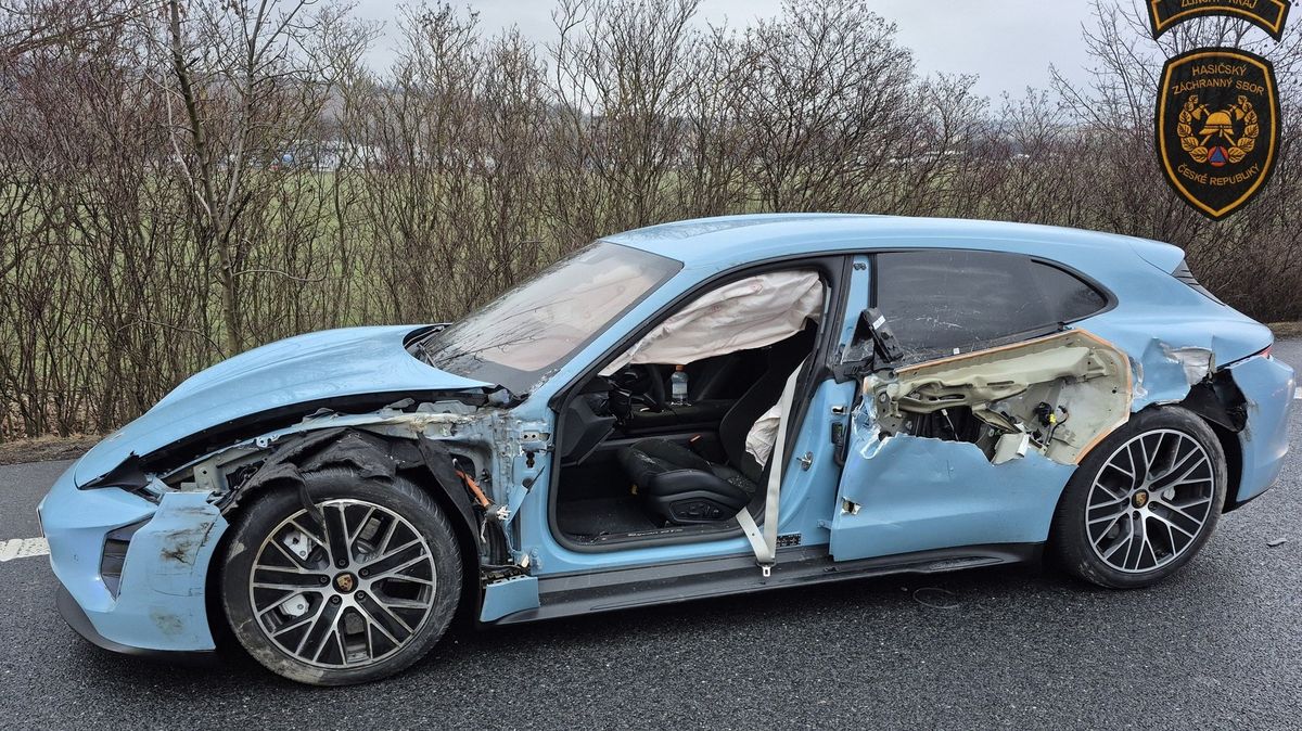 Nehoda s dodávkou částečně odstrojila elektromobil Porsche